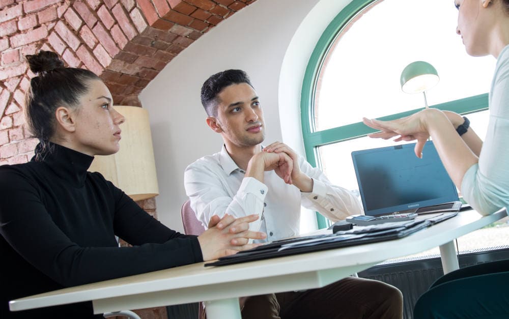 Junges Paar lässt sich zu Finanzen beraten (Symbolfoto)