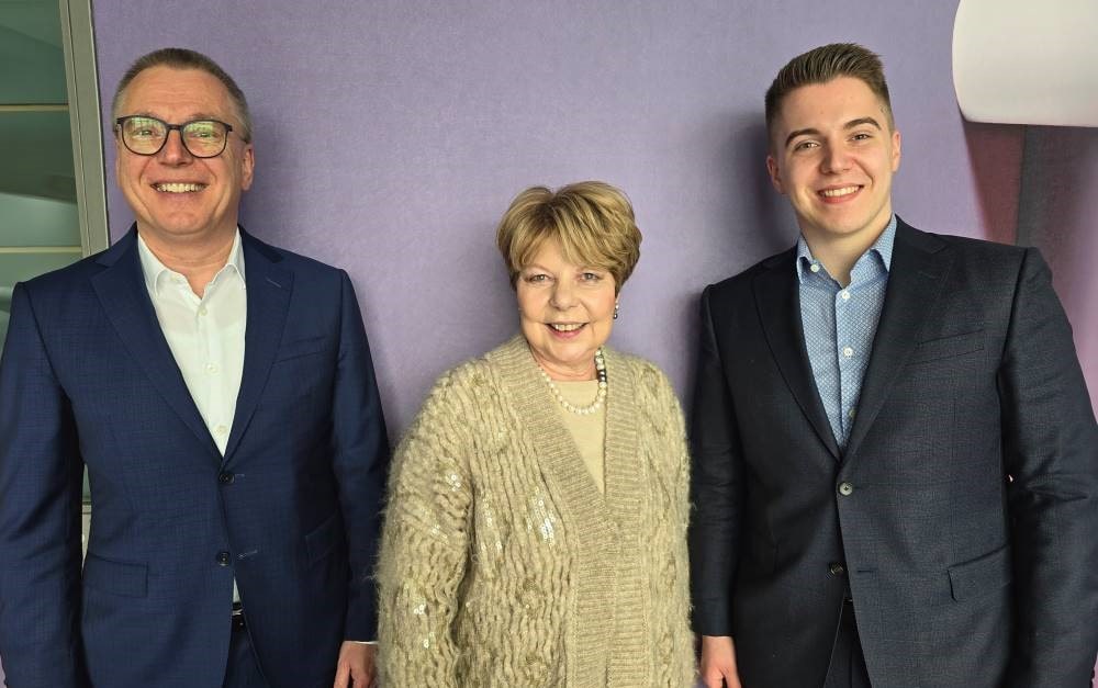 Haben einen Vertrag (von links): Bernd Helmsauer (Vorstand), Gerlinde Wanke (Leiterin Steuern und strategische Beteiligungen bei der Nürnberger) und Steffen Helmsauer (M&A-Integration bei Helmsauer)