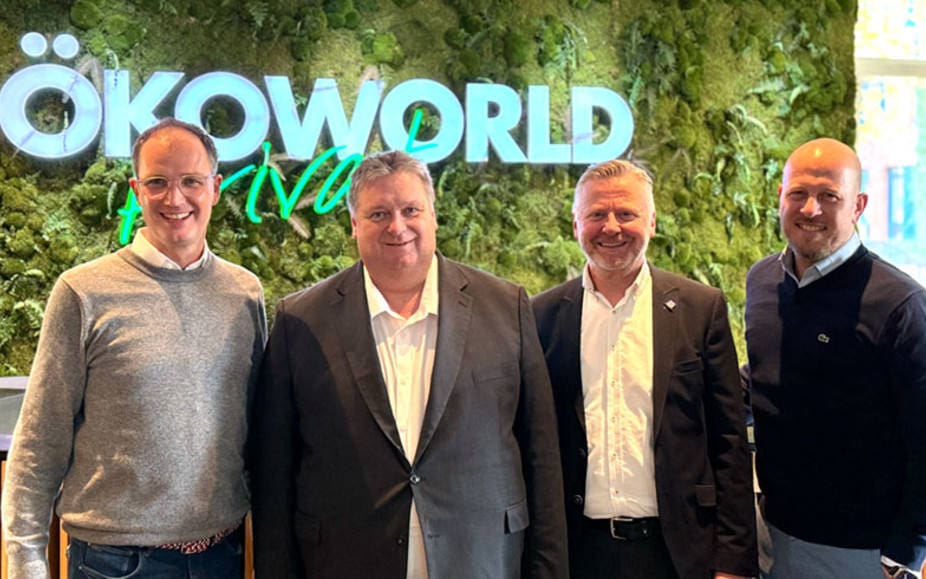 Regionaldirektoren bei Ökoworld (von links): Daniel Körber, Marcus Langer und Thomas Keymel mit Ökoworld-Vorstand Torsten Müller