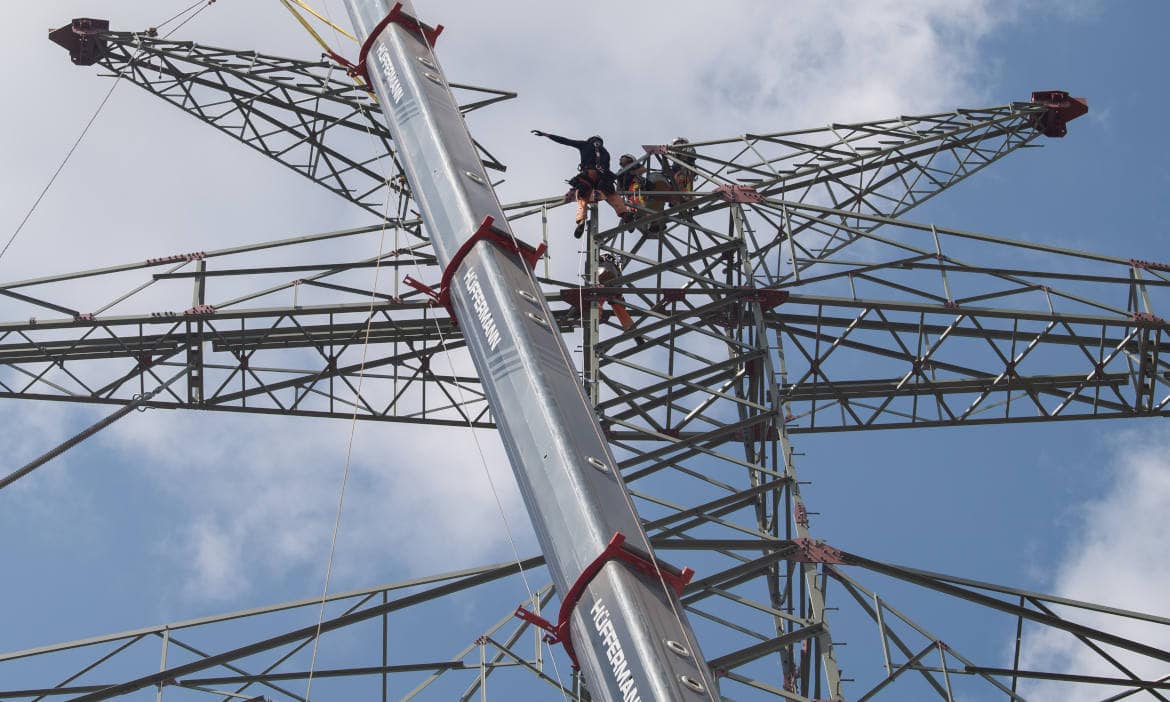 Bau von Hochspannungsmasten: Über den Eltif können sich Anleger auch an der Energiewende beteiligen und sie mit dringend benötigtem Geld versorgen