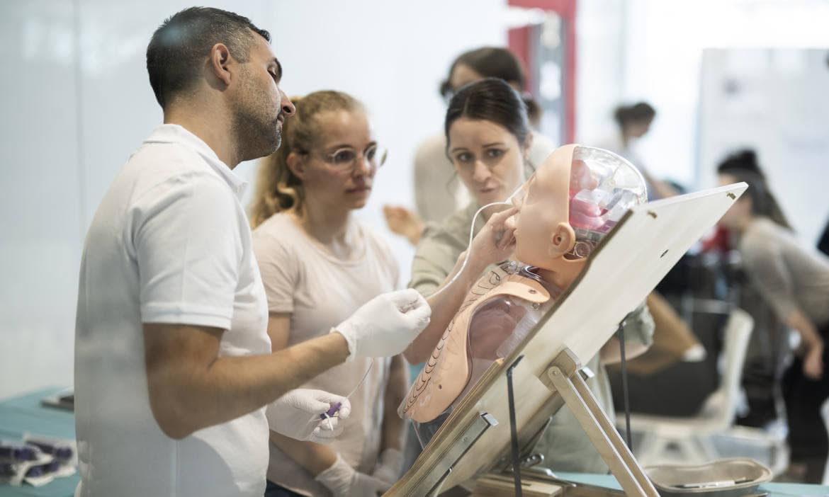 Medizinstudenten der Universität St. Gallen mit Magensonde: neue Studienplätze bereitstellen und fördern