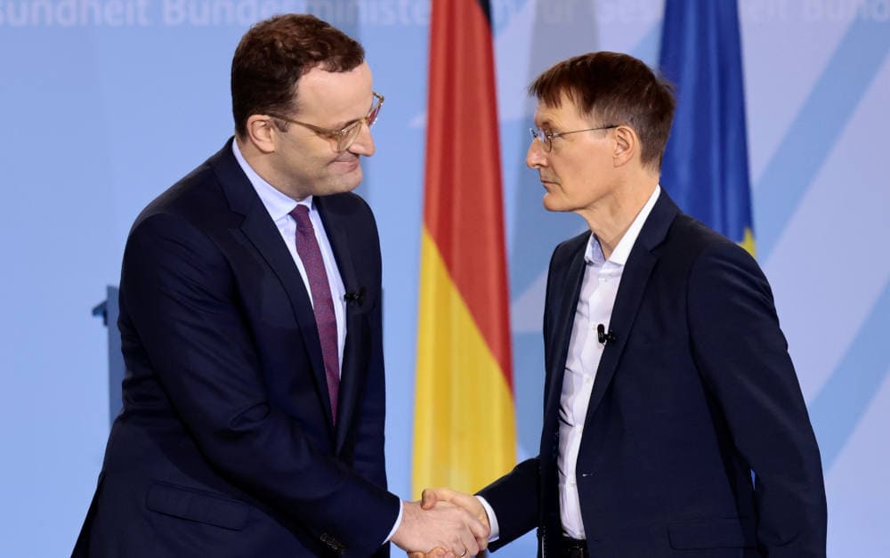 Bundesgesundheitsminister Karl Lauterbach (SPD, rechts) und Vorgänger Jens Spahn (CDU) im Dezember 2021