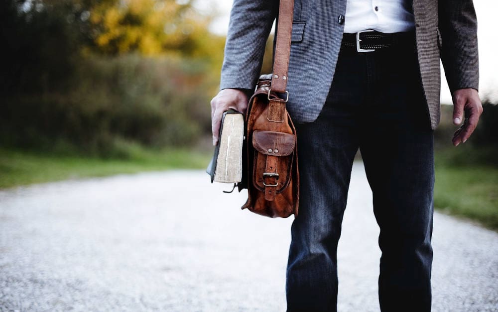 Gehen und dabei etwas tragen: Grundfähigkeiten, die man über spezielle Produkte versichern kann