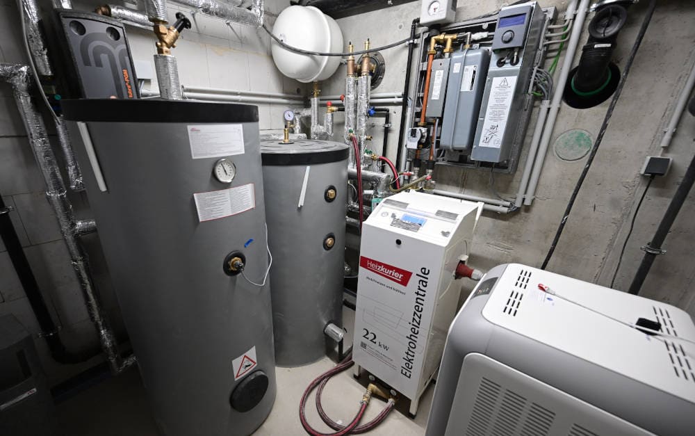 Moderner Heizungskeller mit Technik für Wärmepumpe und Photovoltaikanlage: Beides ergänzt sich hervorragend