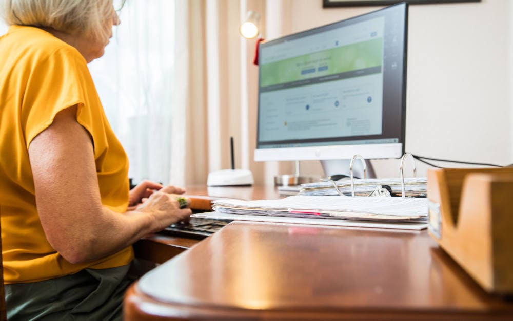 Rentnerin befasst sich mit dem Online-Steuerportal Elster