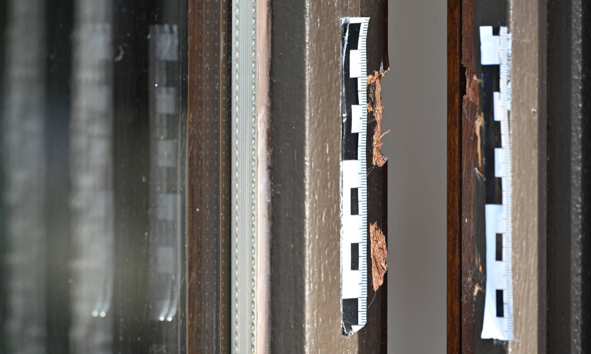 Hebelspuren am Fenster (Symbolbild) können als Nachweis für einen Einbruch ausreichen