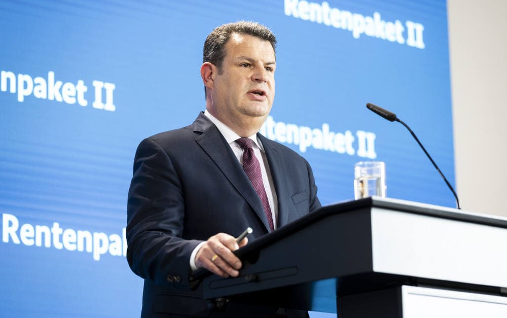 Arbeitsminister Hubertus Heil (SPD) spricht zur Presse, nachdem das Bundeskabinett das Rentenpaket II beschlossen hat