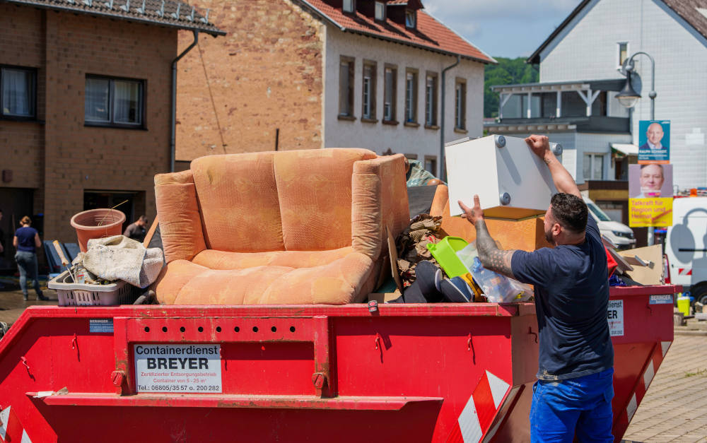 Aufräumarbeiten im saarländischen Kleinblittersdorf: Versicherer müssen auf Extremwetter reagieren