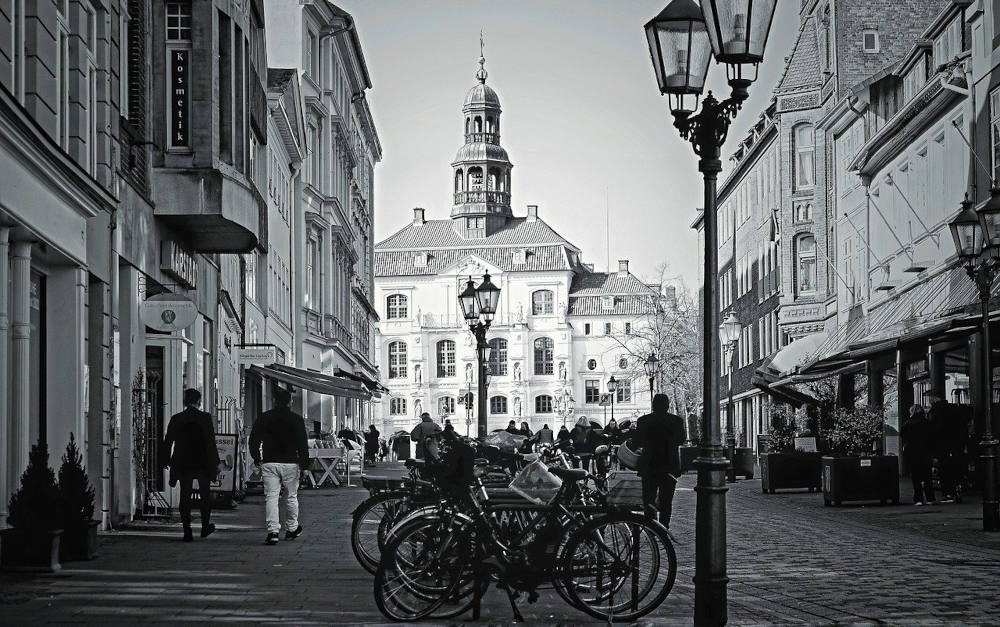 Zentrum von Lüneburg: „... attraktive Mittelstadt und Verkehrsanbindung an die Metropole Hamburg“