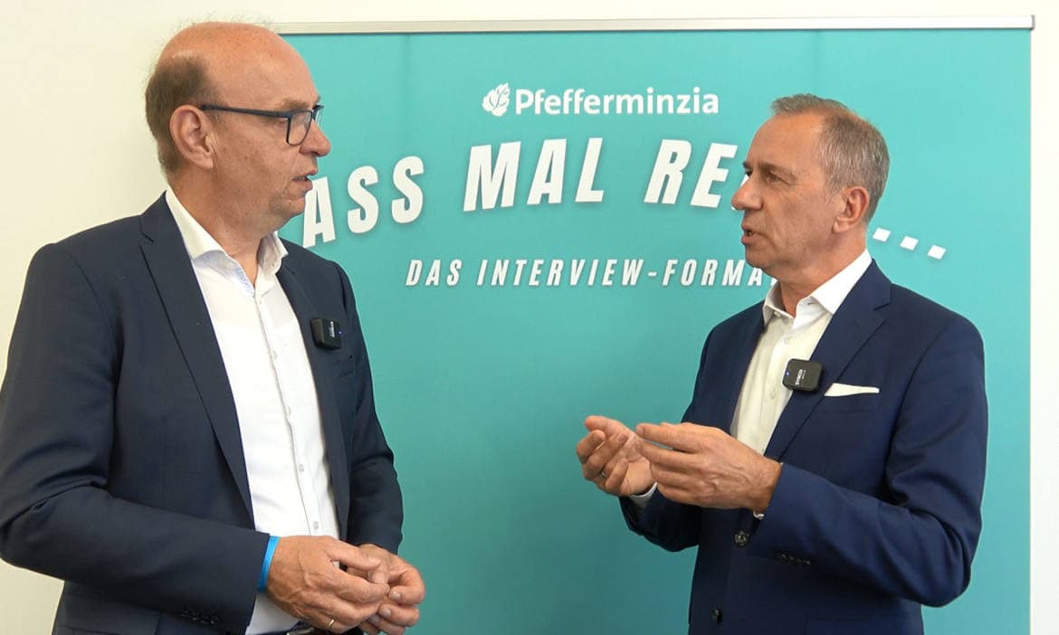 Pfefferminzia-Geschäftsführer Matthias Heß (links) spricht mit AMC-Geschäftsführer Stefan Raake