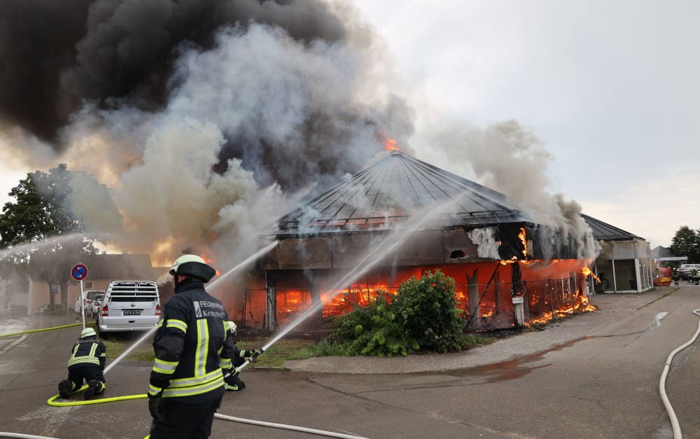 Löscharbeiten im bayerischen Kempten: Feuerwehrleute genießen in Deutschland ein enorm hohes Ansehen