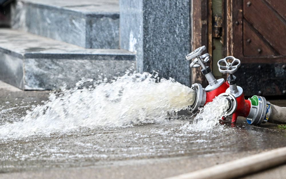 Grundwasser wird aus einem Keller in Babenhausen (Hessen) gepumpt: Hochdrückendes Grundwasser sollen Wohngebäudeversicherungen künftig abdecken müssen
