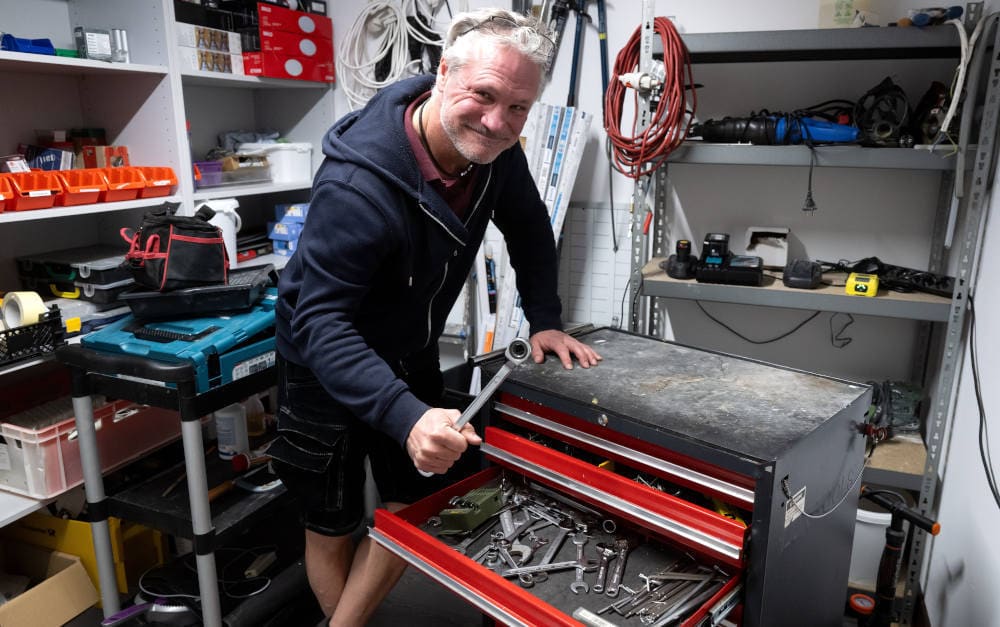 Der ehemalige Fußballprofi Dennis Grassow arbeitet heute als Hausmeister: In diesem Berufszweig steht die Betriebshaftpflichtversicherung in der Gunst ganz oben