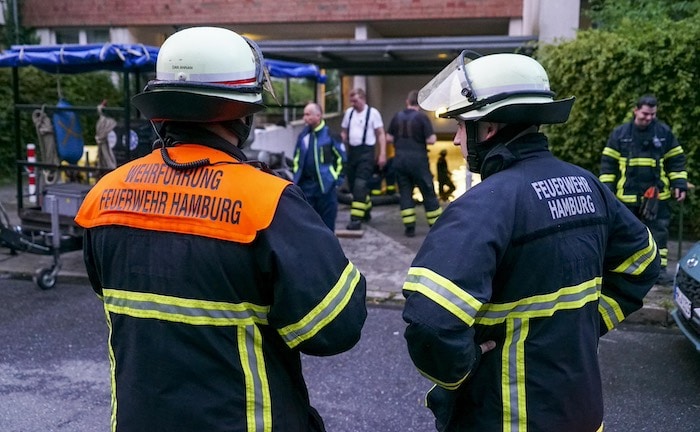 Zwei Feuerwehrmänner unterhalten sich