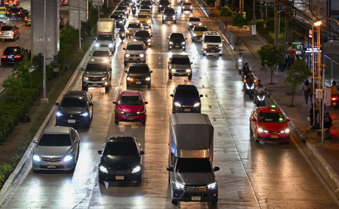 Autos auf nächtlicher Autobahn: KFZ-Haftpflichtversicherungen sind weiterhin sehr beliebt