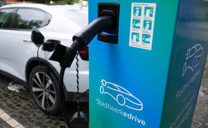 Elektroautos an Ladestation an Straße: Fahrer von Elektroautos melden weniger Schäden als von Verbrennermotoren