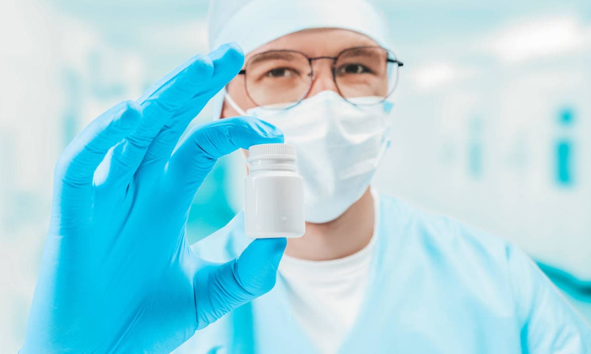 Arzt mit Pillendose: Technischer und medizinischer Fortschritt verteuern auch die private Krankenversicherung