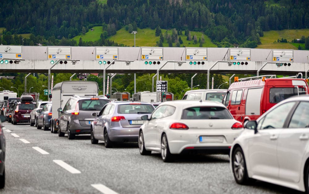 Stau auf der Brennerautobahn in Italien zur Grenze an Österreich: Die Grüne Karte sollten Autofahrer bei Fahrten ins Ausland dabei haben.
