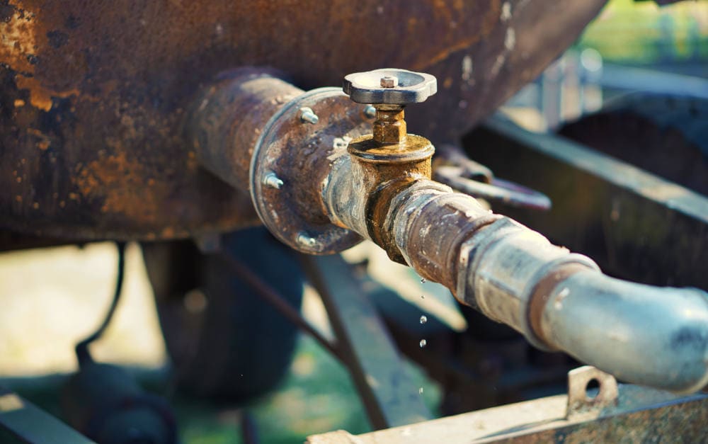 Alte Leitung tropft: Lecks können teuer werden