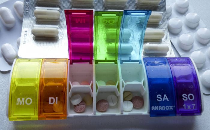 Bunter geöffneter Pillenblister: Durch Betrug bei Rezepten entstehen den gesetzlichen Krankenkassen Schäden in Millionenhöhe.