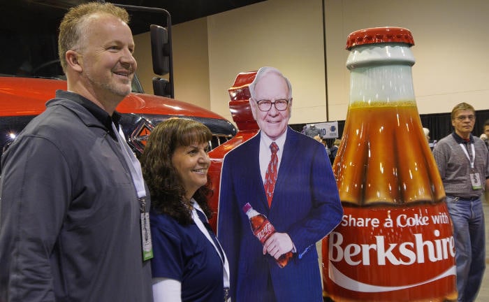 Besucher bei einem Investorentag von Berkshire Hathaway neben einem Pappaufsteller von Warren Buffett: Der Marktwert von Berkshire Hathaway liegt mittlerweile über 1 Billion US-Dollar.