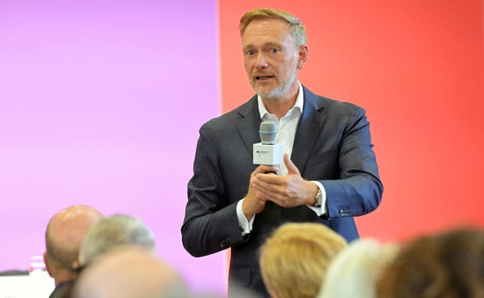 Bundesfinanzminister Christian Lindner (FDP) spricht in der Potsdamer Schinkelhalle mit dem Publikum: Lindner darf nicht in Einzelaktien anlegen.
