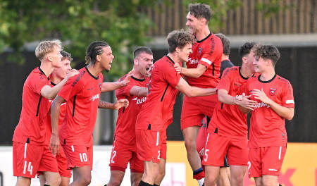 Junge Amateurfußballer beim Jubeln: Auf dem Fußballfeld passieren die meisten Sportunfälle von Freizeitsportlern. (Foto: picture alliance / Sportfoto Zink / Wolfgang Zink)