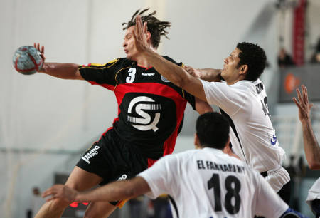 Der deutsche Handballspieler Frank von Behren (links) bei einem Spiel: Im Handball gab es unter Ergo-Versicherten wesentlich weniger Sportunfälle als unter den Fußballern. (Foto: picture alliance / AP Photo | Christof Stiche)