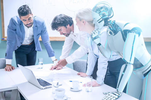 Junge Mitarbeiter in Diskussion mit einem KI-Roboter: Die Debeka bietet Jugendlichen auch duale Studiengänge mit KI-Bezug an. (Foto: picture alliance / Zoonar | Alexander Limbach)