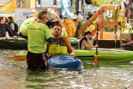 Mehrere Kanufahrer auf dem Wasser: Wassersport ist ein Sammelbegriff für viele Sportarten wie Schwimmen, Segeln oder Tauchen. (Foto: picture alliance / imageBROKER | Raimund Kutter)