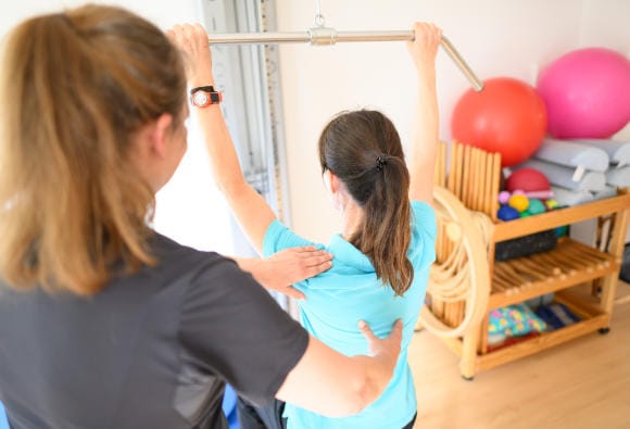 Frau bei der Krankengymnastik: Manche Krankheitskosten, die die Krankenkasse nicht übernimmt, können Angestellte bei der Steuererklärung 2023 als außergewöhnliche Belastungen geltend machen. (Foto: picture alliance/dpa | Robert Michael)