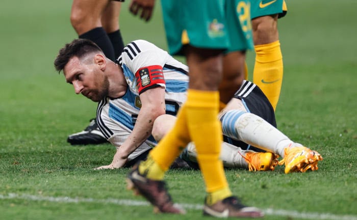 Lionel Messi fällt bei einem Freundschaftsspiel zwischen Argentinien und Australien hin: Beim Fußball passieren auch unter Freizeitsportlern die meisten Sportunfälle.