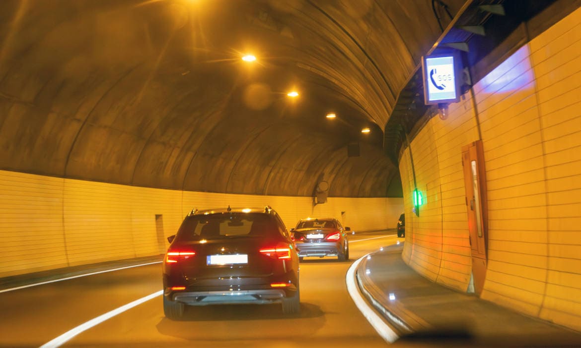 Immer schön an die KFZ-Versicherung denken: Autos im Tunnel zwischen Pirmasens und Landau (Rheinland-Pfalz)