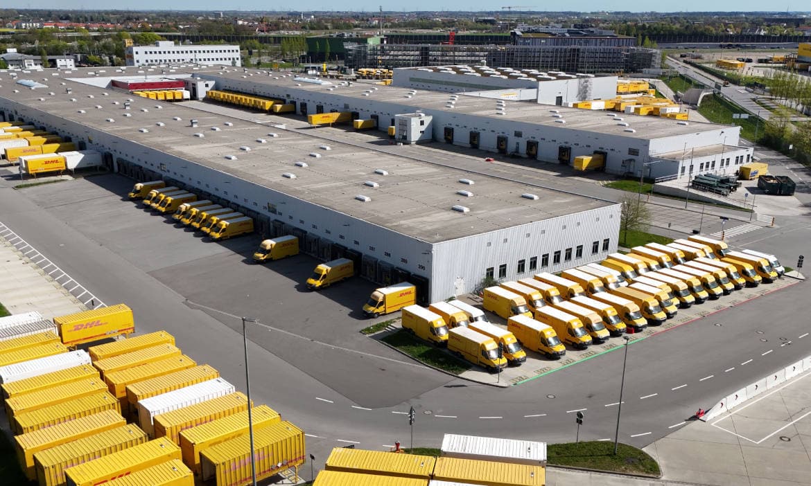 Fahrzeugflotte der Deutschen Post am Paketstandort in Aschheim: Elektromobilität ist einer der wichtigsten Trends in der KFZ-Versicherung