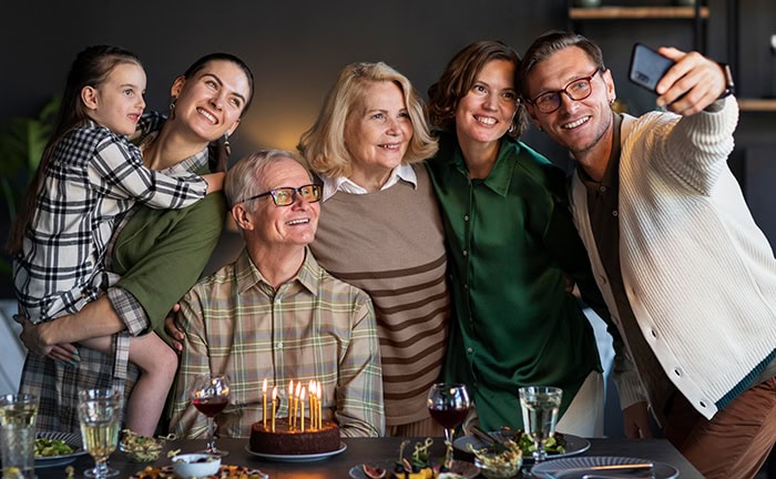 Eine Familie, die ein Selfie schießt: Die gesetzliche Erbfolge kann undurchsichtig sein.