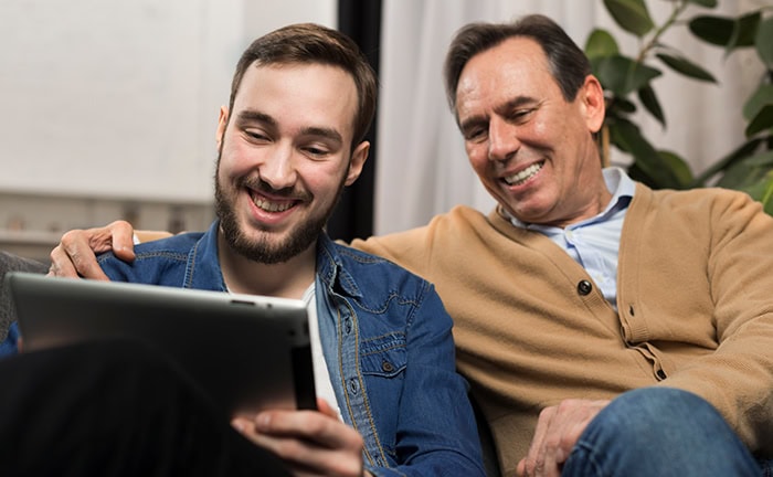 Eine Schenkung zu Lebzeiten kann sich angesichts der Schenkungssteuer lohnen.