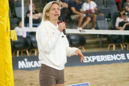 Beachvolleyballerin Laura Ludwig bei ihrer Abschiedsrede: Im Sommer spielen viele Deutsche Beachvolleyball in ihrer Freizeit. (Foto: picture alliance / ABBfoto | -)
