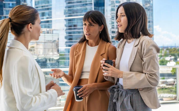 Junge Frauen am diskutieren: Viele Deutsche fürchten sich davor, ihren Lebensstandard nicht halten zu können, wenn sie ihren Job verlieren