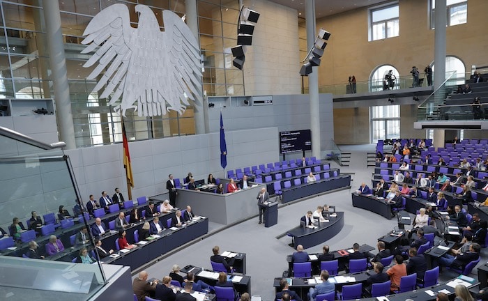 Die Abgeordneten des Deutschen Bundestages bei einer Debatte im September 2024: Die Mehrheit der Deutschen findet, dass sich die Politik nur schlecht um die Themen Altersvorsorge & Co kümmert.