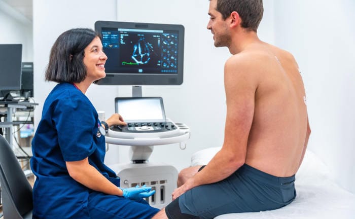 Ärztin im Gespräch mit einem Patienten: Männerbrüste kommen bei mehr als der Hälfte aller erwachsenen Männer vor.