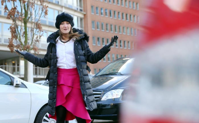 Frau steht an dem Platz, an dem ihr Auto geklaut wurde: Im Jahr 2023 kam es in Deutschland zu mehr Autodiebstählen.