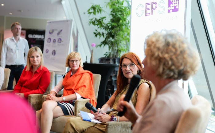 Katrin Turvey, Birgit Happel, Cordula Vis-Paulus und Katrin Fuchs (v.l.) diskutieren beim GEPS 2024: Um den Gender Pension Gap zu beseitigen, müssen nicht nur Frauen umdenken.