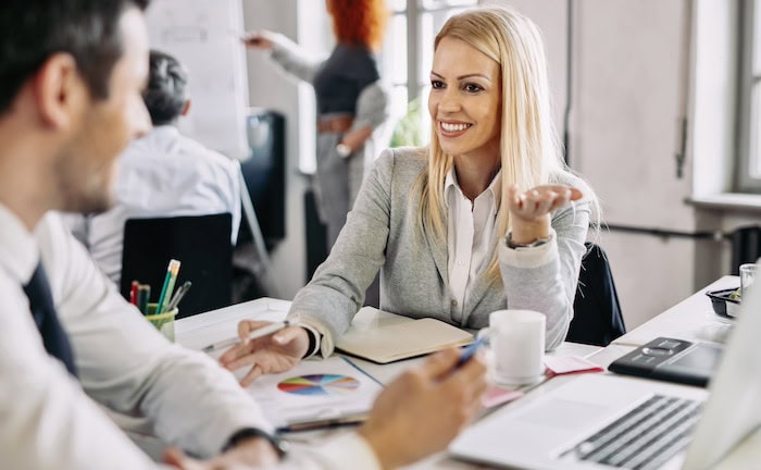 Beratungsszene: Was man bei der Vergütung von Vertriebsmitarbeitern im Maklerbüro beachten sollte, hat Unternehmensberater Peter Schmidt zusammengefasst.