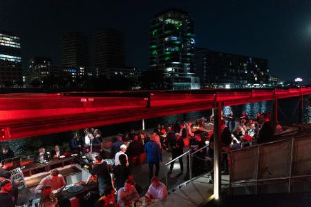 Die Besucher ließen den Abend gemütlich ausklingen. Foto: Hauptstadtmesse
