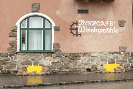 Kellerfenster einer Gaststätte in Niederösterreich sind mit Sandsäcken gegen Hochwasser geschützt: Wasserdichte Abdeckungen für Kellerfenster und Schächte verhindern, dass Wasser eindringt. Foto: picture alliance / Weingartner-Foto / picturedesk.com
