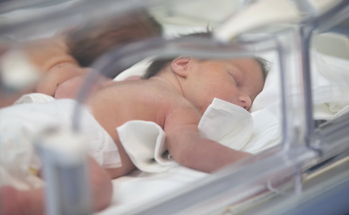 Neugeborenes im Krankenhaus. Der Versicherer Axa hat seine Versicherungsprodukte für den Krankenhausaufenthalt mit vielen Bausteinen für Familien ausgestattet.