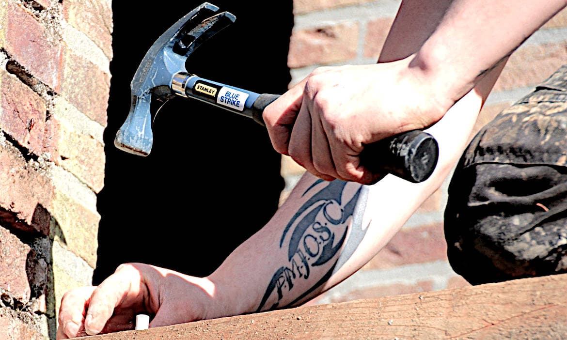 Handwerker trifft auf Bolzen: Greifen gilt als wichtige Fähigkeit in der Grundfähigkeitsversicherung