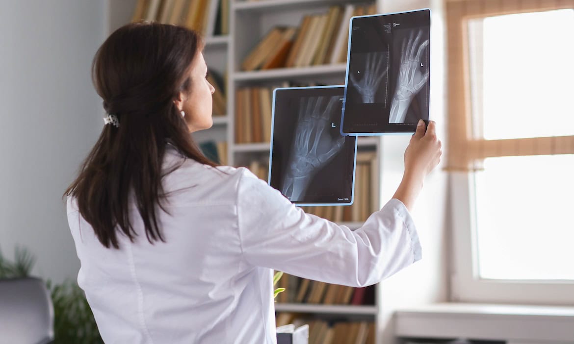 Ärztin mit Röntgenbild: DFSI Ratings hat die besten privaten Krankenversicherer 2024 gekürt.