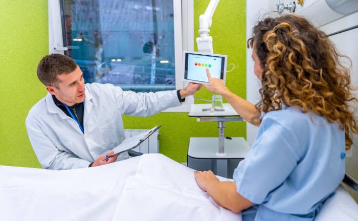 Arzt erklärt Patientin ihren Befund: 2023 waren wieder mehr Patienten im Krankenhaus als im Vorjahr.