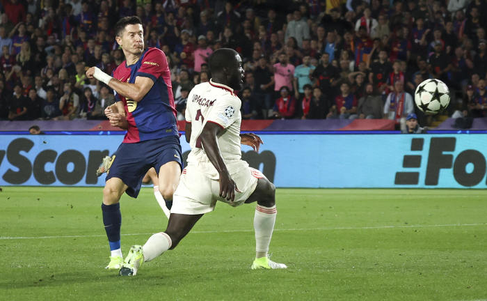 Robert Lewandowski vom FC Barcelona spielt gegen Bayern München, seinen früheren Club: In der Bundesliga passieren im Vergleich zu den anderen europäischen Top-Ligen die meisten Sportverletzungen.